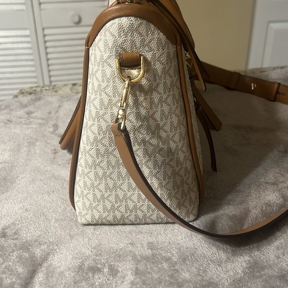 Michael Kors Carine handbag - Picture 5 of 9